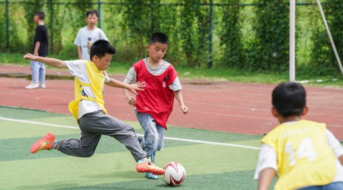 Cina: bambini delle zone rurali inseguono sogni calcistici nell’Anhui (1)