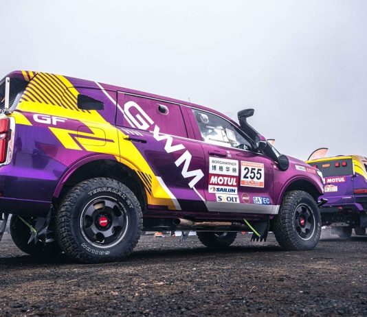 Motori: pilota italiana affronta il Taklimakan Rally su un NEV cinese