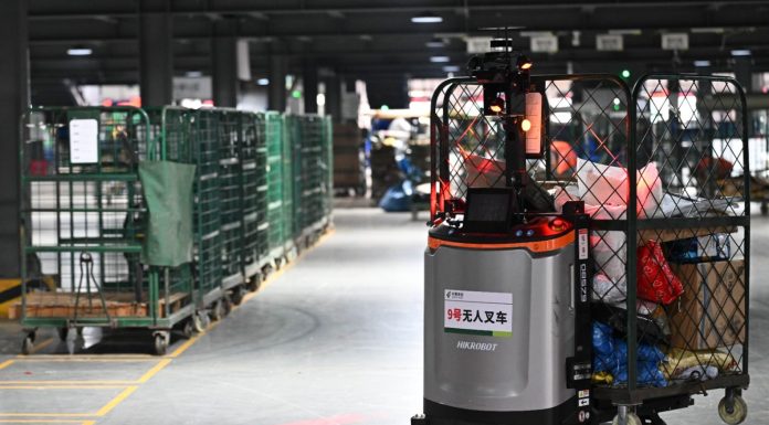 Cina: settore logistico torna a crescere a maggio