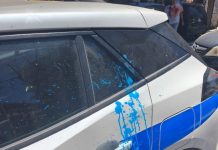 Catania, ultimo giorno di scuola sfocia in gravi disordini: lanciate uova e vernice contro le auto delle forze dell’ordine