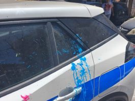 Catania, ultimo giorno di scuola sfocia in gravi disordini: lanciate uova e vernice contro le auto delle forze dell’ordine