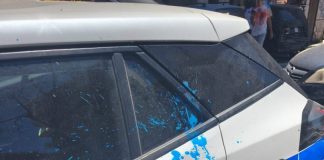 Catania, ultimo giorno di scuola sfocia in gravi disordini: lanciate uova e vernice contro le auto delle forze dell’ordine