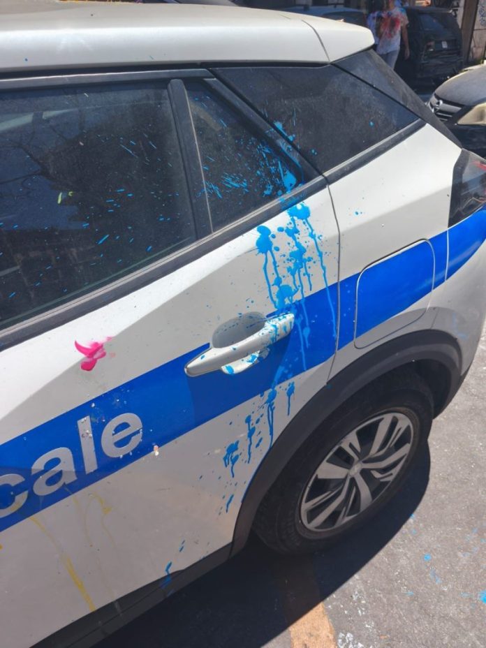 Catania lanciate uova e vernici