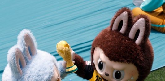 Cina: Labubu protagonista alla cerimonia d’apertura della Coppa del Mondo FIFA
