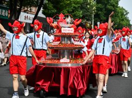 Cina: parata a tema gamberi di fiume nel Jiangsu (1)