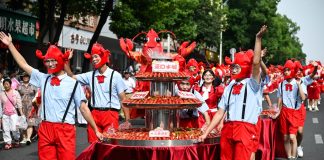 Cina: parata a tema gamberi di fiume nel Jiangsu (1)