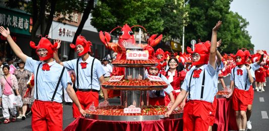 Cina: parata a tema gamberi di fiume nel Jiangsu (1)