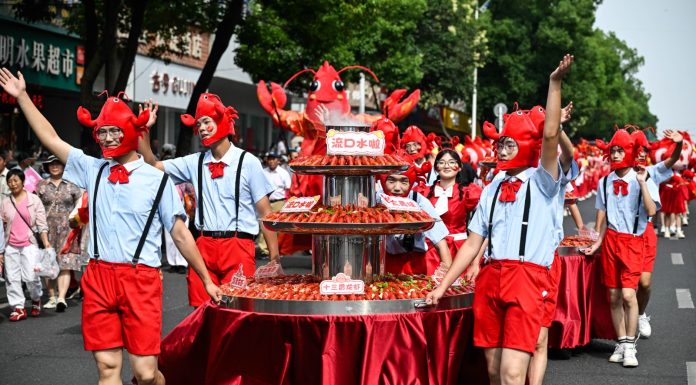 Cina: parata a tema gamberi di fiume nel Jiangsu (1)