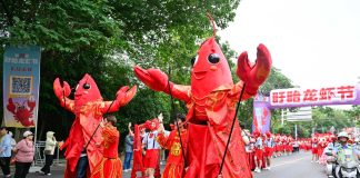 Cina: parata a tema gamberi di fiume nel Jiangsu (2)