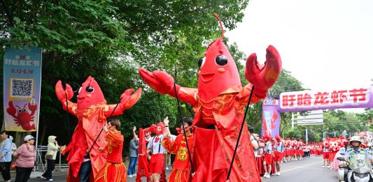 Cina: parata a tema gamberi di fiume nel Jiangsu (2)