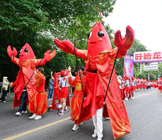 Cina: parata a tema gamberi di fiume nel Jiangsu (2)