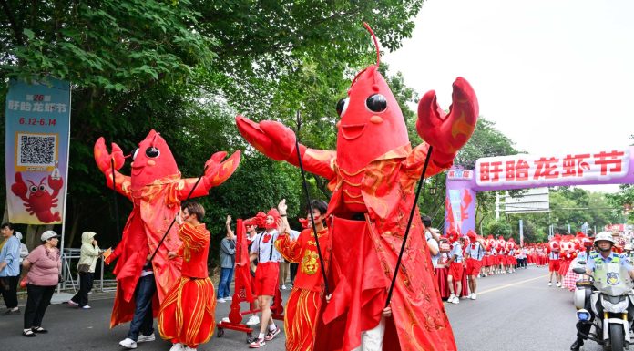 Cina: parata a tema gamberi di fiume nel Jiangsu (2)