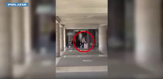 Porter abusivi, tre arresti a Venezia per estorsione e rapine ai turisti / Video