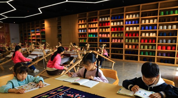 Cina: broccato Tujia, cultura antica e nuove opportunità per le donne (1)