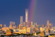 Cina: un arcobaleno illumina il cielo sopra Pechino (1)