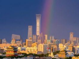 Cina: un arcobaleno illumina il cielo sopra Pechino (1)
