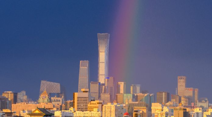 Cina: un arcobaleno illumina il cielo sopra Pechino (1)