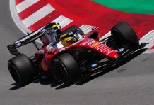 F1, la Ferrari torna a vincere: Hamilton trionfa a Barcellona davanti a Russel. Ritiri per Antonelli e Leclerc
