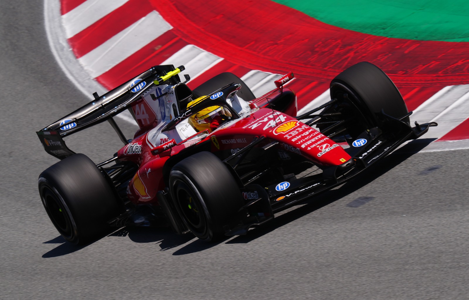 F1, la Ferrari torna a vincere: Hamilton trionfa a Barcellona davanti a Russell. Ritiri per Antonelli e Leclerc