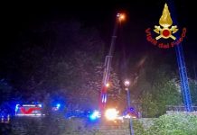 Un’auto finisce nel lago di Como: grave una donna, un uomo disperso