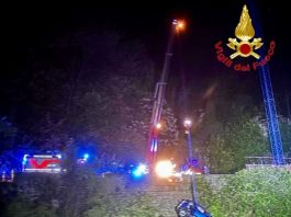 Un’auto finisce nel lago di Como: grave una donna, un uomo disperso