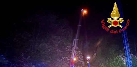 Un’auto finisce nel lago di Como: grave una donna, un uomo disperso