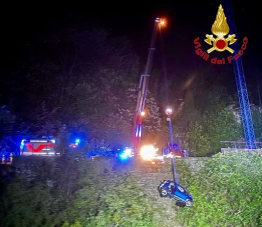 Un’auto finisce nel lago di Como: grave una donna, un uomo disperso