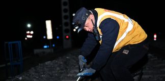 Cina: manutenzione su ferrovia Qinghai-Xizang prima del picco viaggi estivo (1)