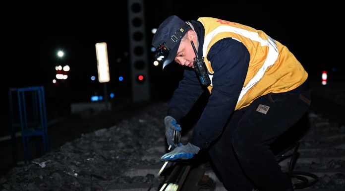 Cina: manutenzione su ferrovia Qinghai-Xizang prima del picco viaggi estivo (1)
