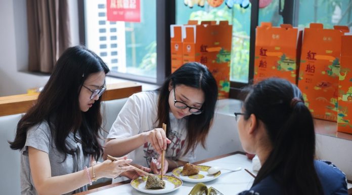 Cina: Jiaxing innova la tradizione degli zongzi (2)