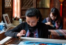 Cina: a Baisha la conservazione del tradizionale ricamo dell’etnia Naxi (1)