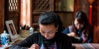 Cina: a Baisha la conservazione del tradizionale ricamo dell’etnia Naxi (1)