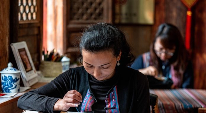 Cina: a Baisha la conservazione del tradizionale ricamo dell’etnia Naxi (1)