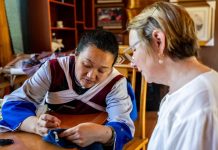 Cina: a Baisha la conservazione del tradizionale ricamo dell’etnia Naxi (3)