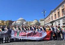 Flash mob dei sindaci della Campania davanti alla Prefettura di Napoli, presentato il report “Amministratori sotto tiro”