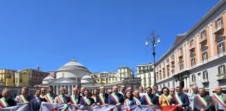 Flash mob dei sindaci della Campania davanti alla Prefettura di Napoli, presentato il report “Amministratori sotto tiro”