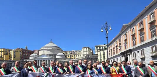Flash mob dei sindaci della Campania davanti alla Prefettura di Napoli, presentato il report “Amministratori sotto tiro”