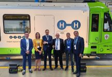 Presentato il primo treno a idrogeno a scartamento ridotto, l’assessora Manca: “Primato che rende l’isola pioniera della mobilità sostenibile”