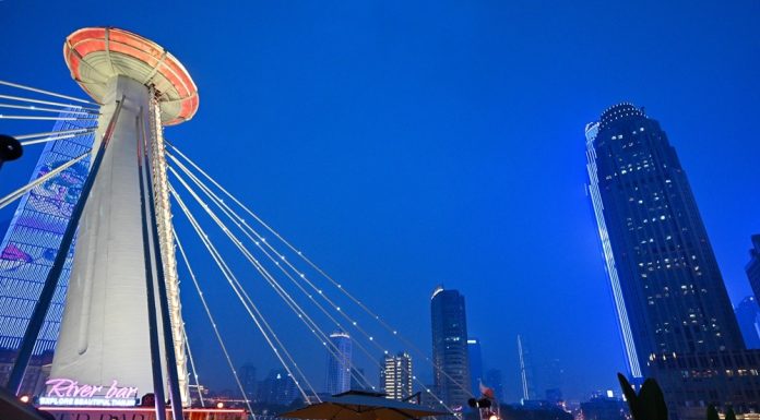 Cina: Tianjin, complesso commerciale sul fiume promuove economia notturna (1)