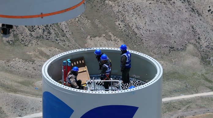 Cina: Xizang, installate 24 turbine per un progetto di energia eolica (1)