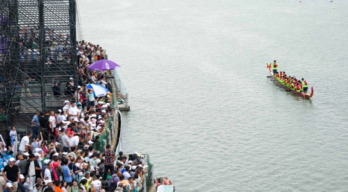 Cina: sul fiume Miluo le finali della Dragon Boat Super League (1)