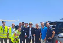 Paul McCartney è atterrato a Palermo, foto col personale dell’aeroporto
