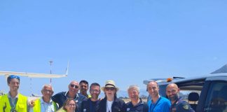 Paul McCartney è atterrato a Palermo, foto col personale dell’aeroporto