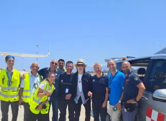 Paul McCartney è atterrato a Palermo, foto col personale dell’aeroporto