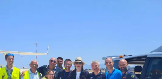 Paul McCartney è atterrato a Palermo, foto col personale dell’aeroporto