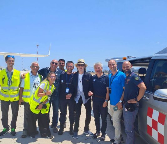 Paul McCartney è atterrato a Palermo, foto col personale dell’aeroporto