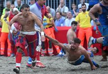 Firenze: le immagini della finale di Calcio Storico Fiorentino (1)