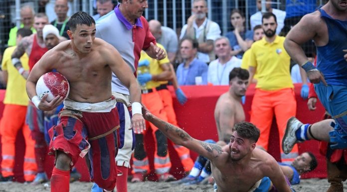 Firenze: le immagini della finale di Calcio Storico Fiorentino (1)