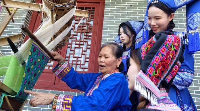 Cina: nel Guangxi si rinnova la tradizione del broccato Zhuang (1)