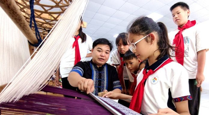Cina: nel Guangxi si rinnova la tradizione del broccato Zhuang (2)